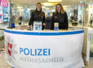 Die beiden Polizeioberkommissarinnen Gaschler (li.) und Latzel informieren zu aktuellen Themen und freuen sich über viele Besucher*innen.