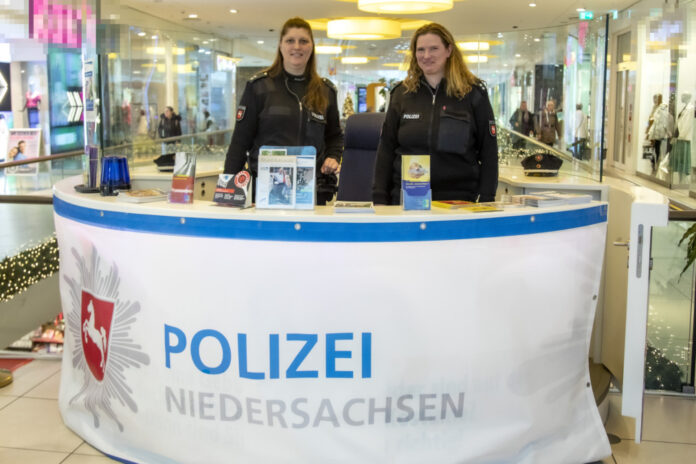 Die beiden Polizeioberkommissarinnen Gaschler (li.) und Latzel informieren zu aktuellen Themen und freuen sich über viele Besucher*innen.