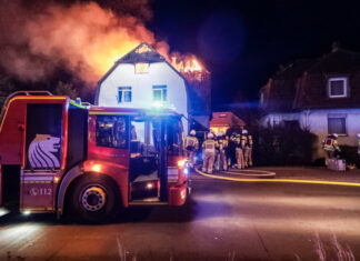 Feuerwehr Langenhagen: Dachstuhlbrand in Schulenburg Dachstuhlbrand in Schulenburg