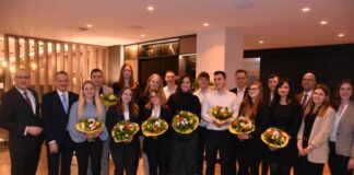 Vorstandssprecher Jürgen Wache und Personalchef Jörg Biethan sowie Ausbildungsleiterin Sophia Hohmann (rechts) gratulieren zur bestandenen Abschlussprüfung.