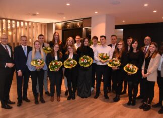 Auszubildende der Hannoverschen Volksbank bestehen Abschlussprüfung Vorstandssprecher Jürgen Wache und Personalchef Jörg Biethan sowie Ausbildungsleiterin Sophia Hohmann (rechts) gratulieren zur bestandenen Abschlussprüfung.