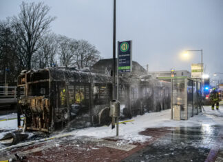 Hybridbus der ÜSTRA brennt in Hannover-Wülfel vollständig aus Gelenkbus der ÜSTRA in Hannover im Vollbrand