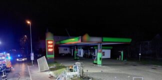 PKW fährt in Bushaltestelle