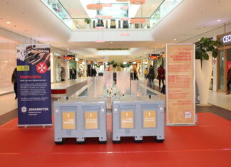 Wärme schenken im City Center Langenhagen In die zwei Boxen, die auf der Fläche im Erdgeschoss vor dem Brunnen aufgestellt sind, können Kunden ganz einfach die Winterjacken-Spende einwerfen.