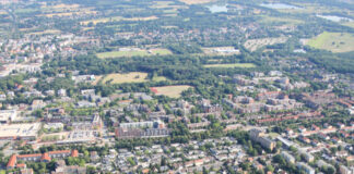 Ein Luftbild, dass neben einem Teil von Langenforth auch die Stadtmitte und den Stadtpark zeigt.