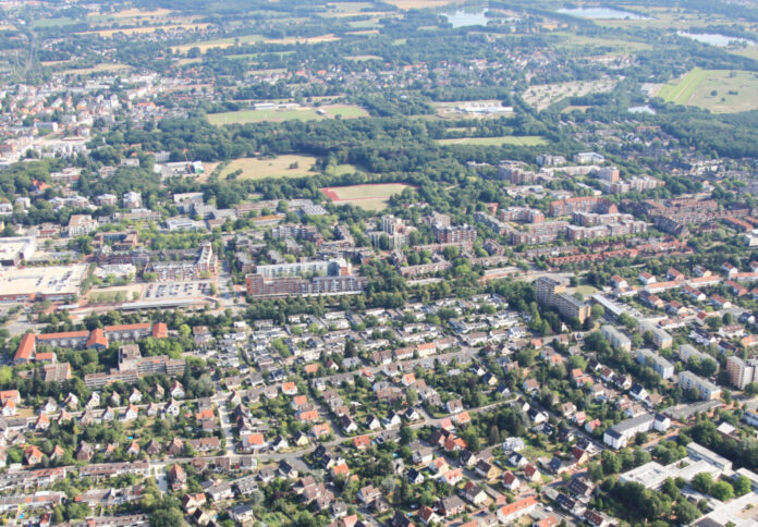 Ein Luftbild, dass neben einem Teil von Langenforth auch die Stadtmitte und den Stadtpark zeigt.