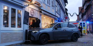 PKW fährt in Hauswand in Celler Altstadt - 6 Personen verletzt.