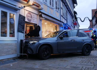 PKW fährt in Hauswand in Celler Altstadt – 6 Personen verletzt PKW fährt in Hauswand in Celler Altstadt - 6 Personen verletzt.