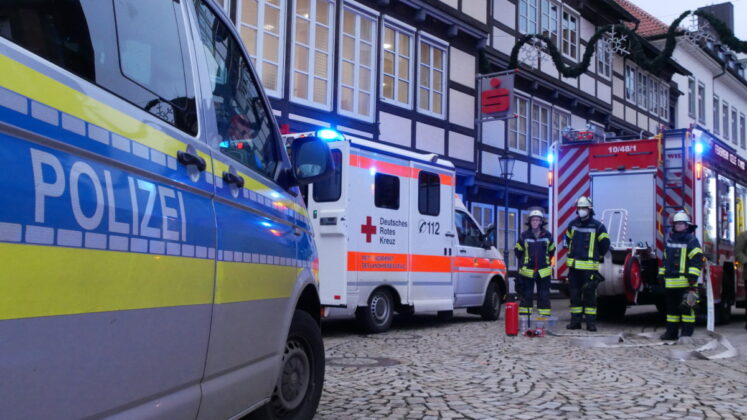 PKW fährt in Hauswand in Celler Altstadt - 6 Personen verletzt.