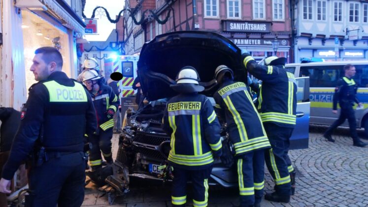 PKW fährt in Hauswand in Celler Altstadt - 6 Personen verletzt.