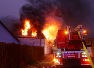 Celle: Wohngebäudebrand in Celle – Feuerwehr im Großeinsatz Celle: Wohngebäudebrand in Celle - Feuerwehr im Großeinsatz