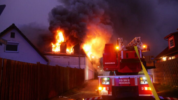 Celle: Wohngebäudebrand in Celle - Feuerwehr im Großeinsatz