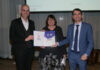 Übergabe der Urkunde "Host Town" der Special Olympics, Oberbürgermeister Belit Onay (Links), Vera Neugebauer (Mitte) und Generalkonsul David Michelut (Rechts)