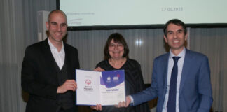Übergabe der Urkunde "Host Town" der Special Olympics, Oberbürgermeister Belit Onay (Links), Vera Neugebauer (Mitte) und Generalkonsul David Michelut (Rechts)