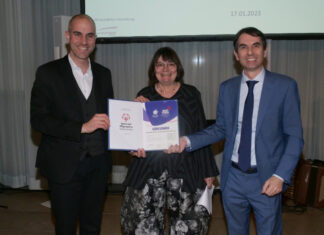 Oberbürgermeister Onay ehrt erfolgreiche Sportler*innen Übergabe der Urkunde "Host Town" der Special Olympics, Oberbürgermeister Belit Onay (Links), Vera Neugebauer (Mitte) und Generalkonsul David Michelut (Rechts)