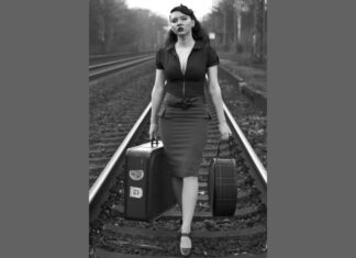 Selfies im Gleis: Bundespolizei warnt vor lebensgefährlichem Leichtsinn Themenfoto: Frau mit Koffern spaziert auf Bahngleisen