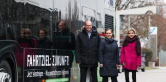 Vorstellung des Wasserstoff-Netzwerks „Generation H2“. Wirtschafts- und Verkehrsdezernent Ulf-Birger Franz hat gemeinsam mit ÜSTRA Vorständin und regiobus-Geschäftsführerin Elke Maria van Zadel sowie Projektkoordinatorin Tanja Göbler (Wirtschaftsförderung Region Hannover) zwei der sechs Busse am Donnerstag, 19.1.2023 auf dem ÜSTRA Betriebshof Vahrenwald erstmals offiziell präsentiert.