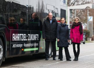 Region Hannover bringt Wasserstoff-Offensive weiter voran Vorstellung des Wasserstoff-Netzwerks „Generation H2“. Wirtschafts- und Verkehrsdezernent Ulf-Birger Franz hat gemeinsam mit ÜSTRA Vorständin und regiobus-Geschäftsführerin Elke Maria van Zadel sowie Projektkoordinatorin Tanja Göbler (Wirtschaftsförderung Region Hannover) zwei der sechs Busse am Donnerstag, 19.1.2023 auf dem ÜSTRA Betriebshof Vahrenwald erstmals offiziell präsentiert.