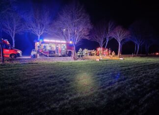 Person bei Verkehrsunfall auf K124 eingeklemmt Feuerwehreinsatz - Verkehrsunfall