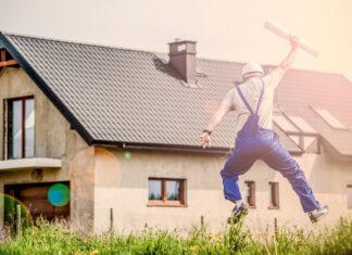 Schule für Berufe am Bau: Zukunftschancen im Handwerk Springender Bauarbeiter vor Haus