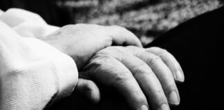 Hand von älterem Menschen halten
