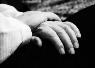 Noch Plätze frei: Johanniter starten Kurs für ehrenamtliche Hospizbegleiter Hand von älterem Menschen halten