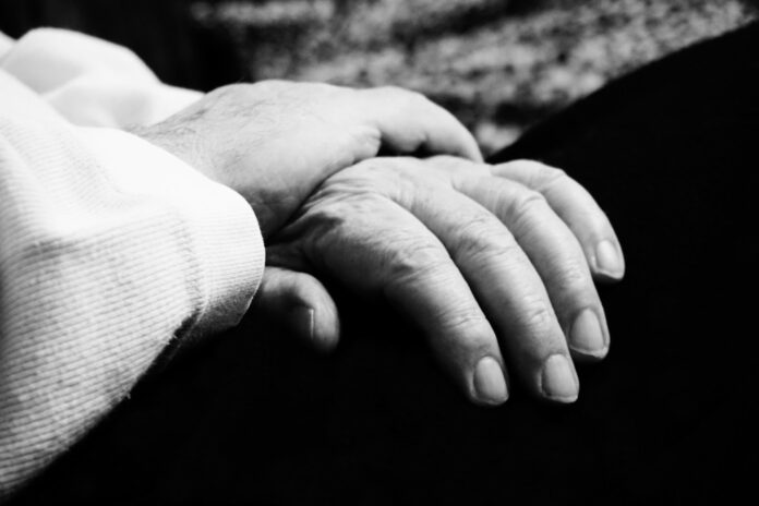 Hand von älterem Menschen halten
