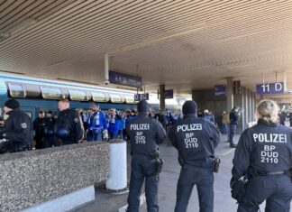 Fußballbegegnung Hannover 96 gegen 1.FC Magdeburg – Größtenteils ruhiger Einsatzverlauf Ankunft der Gästefans aus Magdeburg in Hannover