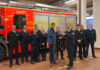 Neun Auszubildende starten ihre Karriere bei der Berufsfeuerwehr und werden von Dr. Axel von der Ohe (Feuerwehrdezernent), Christoph Bahlmann (Leiter der Feuerwehr) und Mario Kraatz (Vorsitzender des örtlichen Personalrats, im Hintergrund) begrüßt.