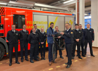 Berufsfeuerwehr Hannover begrüßt neue Azubis Neun Auszubildende starten ihre Karriere bei der Berufsfeuerwehr und werden von Dr. Axel von der Ohe (Feuerwehrdezernent), Christoph Bahlmann (Leiter der Feuerwehr) und Mario Kraatz (Vorsitzender des örtlichen Personalrats, im Hintergrund) begrüßt.