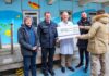 v.l.n.r.: Dr. Eckhard Schenke (MHH), Peter Landgraf (JVA Hannover), Prof. Dr. Philipp Beerbaum (MHH), Volkan Gül (Spender) und Alexander A. im Innenhof der MHH Kinderklinik.