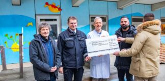v.l.n.r.: Dr. Eckhard Schenke (MHH), Peter Landgraf (JVA Hannover), Prof. Dr. Philipp Beerbaum (MHH), Volkan Gül (Spender) und Alexander A. im Innenhof der MHH Kinderklinik.