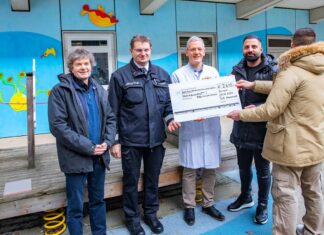 Häftlinge spenden für schwerkranke Kinder v.l.n.r.: Dr. Eckhard Schenke (MHH), Peter Landgraf (JVA Hannover), Prof. Dr. Philipp Beerbaum (MHH), Volkan Gül (Spender) und Alexander A. im Innenhof der MHH Kinderklinik.