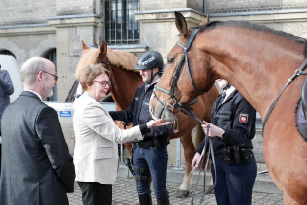Die Niedersächsische Ministerin für Inneres und Sport Daniela Behrens hat die Polizedirektion Hannover besucht.