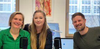 Der neue Podcast der Region Hannover jetzt online: Kristina Quakulinsky (v.l.), Kimberly Kröger und Jan Fehring vom Koordinierungszentrum Frühe Hilfen – Frühe Chancen laden ins „Chancenreich“ ein.