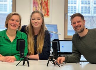 Jetzt online – neuer Podcast „Chancenreich“ Der neue Podcast der Region Hannover jetzt online: Kristina Quakulinsky (v.l.), Kimberly Kröger und Jan Fehring vom Koordinierungszentrum Frühe Hilfen – Frühe Chancen laden ins „Chancenreich“ ein.