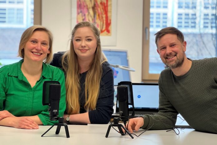 Der neue Podcast der Region Hannover jetzt online: Kristina Quakulinsky (v.l.), Kimberly Kröger und Jan Fehring vom Koordinierungszentrum Frühe Hilfen – Frühe Chancen laden ins „Chancenreich“ ein.