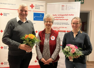 DRK bildet in Langenhagen zum Schlaganfallhelfenden aus Kooperation Langenhagen: Martin Rust (Mitte), DRK-Ortsvereinsvorsitzende Langenhagen/ Präsidentin DRK-Region Hannover e. V., freut sich auf die Zusammenarbeit mit Bürgermeister Mirko Heuer (links) und Frederike Prisett (rechts) von der Stiftung Deutsche Schlaganfall-Hilfe