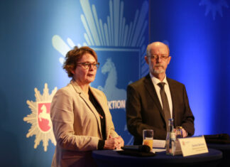 Innenministerin Daniela Behrens besucht die Polizeidirektion Hannover Die Niedersächsische Ministerin für Inneres und Sport Daniela Behrens hat die Polizeidirektion Hannover besucht.