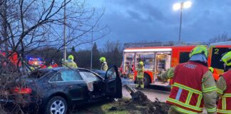 Zwei Schwerverletzte bei einem Verkehrsunfall auf der Hermesallee.