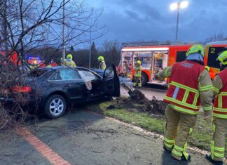 Zwei Schwerverletzte bei Verkehrsunfall auf der Hermesallee Zwei Schwerverletzte bei einem Verkehrsunfall auf der Hermesallee.