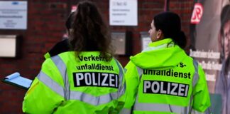 Verkehrsunfalldienst der Polizei bei der Unfallaufnahme.