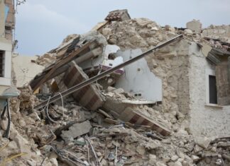 Nothilfe-Team der Johanniter im Katastrophengebiet eingetroffen eingestürztes Haus