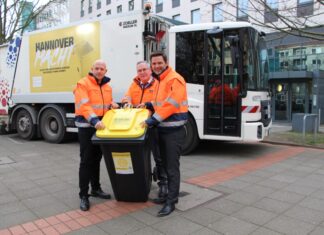 Hannover tauscht: Gelbe Tonne löst Gelben Sack ab Jens Palandt, Umweltdezernent der Region Hannover (von links), Thomas Schwarz, Verbandsgeschäftsführer aha, und Steffen Krach, Regionspräsident.