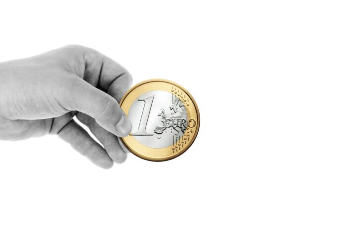 Hand hält einen Euro