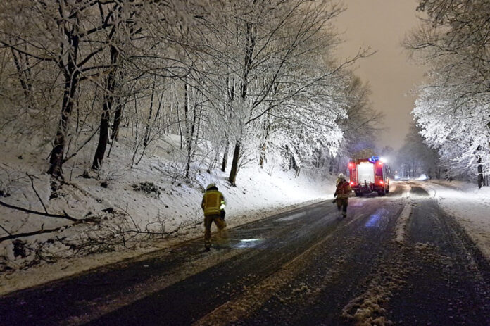 Diverse Einsätze zu unter Schneelast gebrochener Bäume gab es für die Langenahgener Feuerwehren in der letzten Nacht.