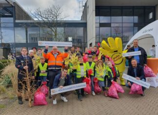 Gemeinsam im Sammelfieber: putzmunter wieder ein voller Erfolg Bild vom Abschlussfest: (vo.li.) Dr. von der Ohe, Schirmherr der Aktion, Thomas Schwarz aha-Geschäftsführer, Mathias Quast Leiter der Stadtreinigung von aha, Bernd Rödel Bezirksbürgermeister im Stadtbezirk Kirchrode-Bemerode-Wülferode mit der Jugendfeuerwehr Bemerode