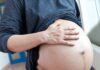 Schwanger mit Vorstufe Gebärmutterhalskrebs: Ein neuartiger Abstrichtest kann die Versorgung und Betreuung von betroffenen Frauen zukünftig verbessern.