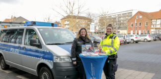 Die Polizeioberkommissarinnen Gaschler (li.) und Latzel informieren zu aktuellen Themen