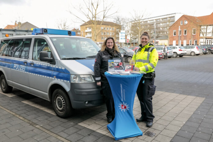 Die Polizeioberkommissarinnen Gaschler (li.) und Latzel informieren zu aktuellen Themen